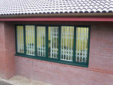retractable gates 004