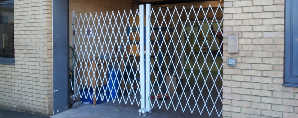 Trackless Barrier Banner